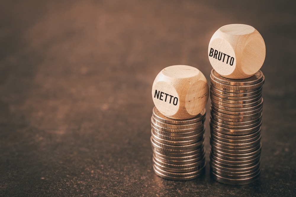Brutto označuje hrubou mzdu, netto naopak čistou mzdu.