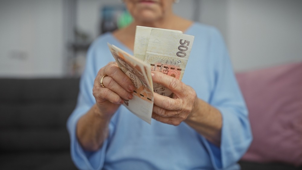Půjčky na ruku mohou mít vysoké úroky, skryté poplatky či nevýhodné smluvní podmínky.