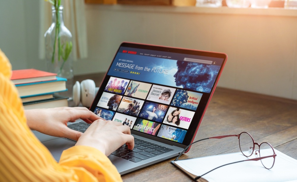 Apple nejsou zdaleka jen notebooky s jablkem. Stojí za virtuálními službami, hypermoderními přístroji včetně zdravotních, nebo rozvojem AI.