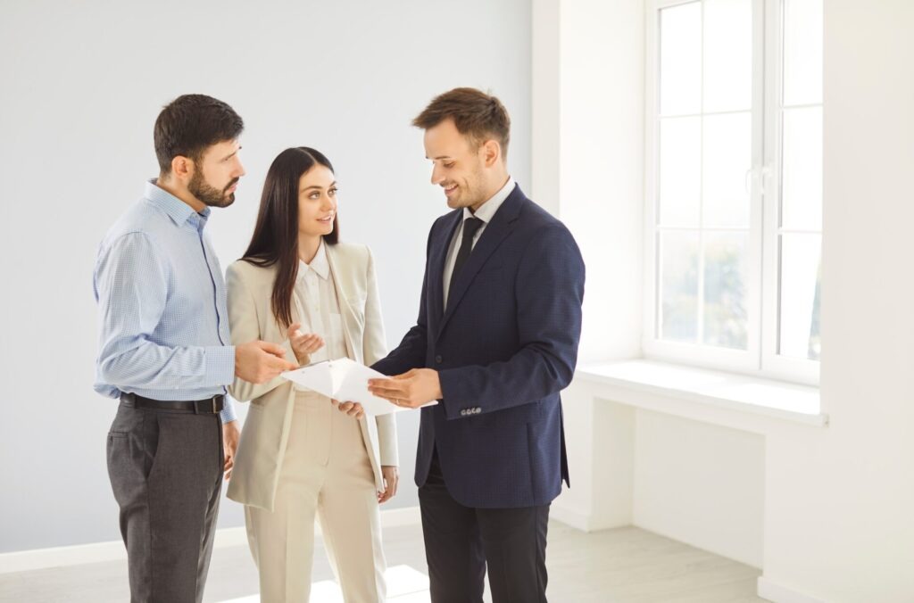 Investování do nemovitostí se vyplatí díky pravidelnému příjmu z pronájmu, zároveň slouží jako částečná ochrana proti inflaci.